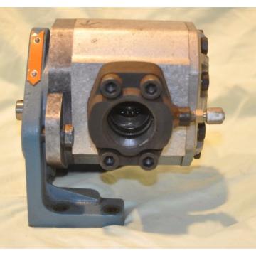 Hydraulic gear pump 1 1/2&#034; IPS &amp; 1 1/4&#034; IPS outlets 7/8&#034; shaft w/ key way
